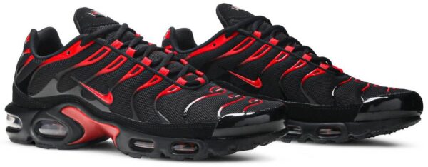 black red air max plus